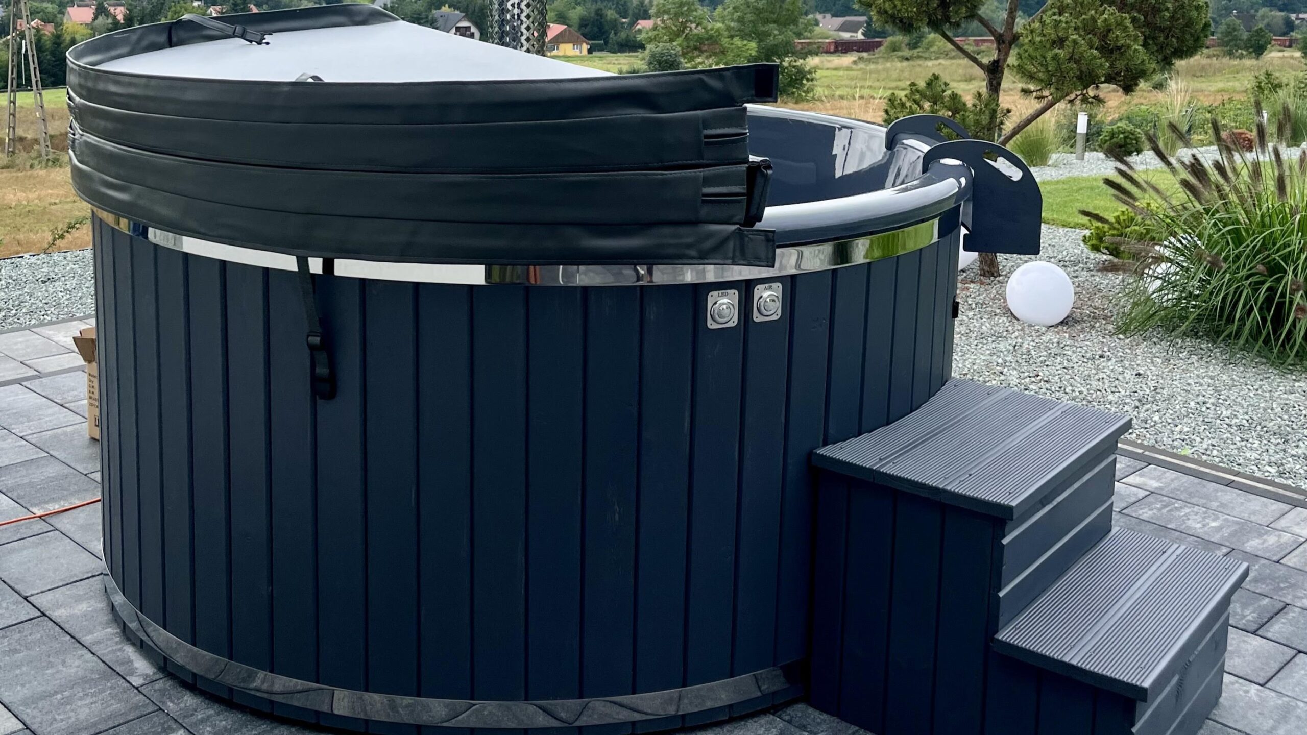 Na zdjęciu widać podłoże pod balię ogrodową z kostki.